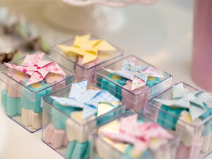 Cube en plastique acrylique carré Petite boîte avec couvercle Boîtes de rangement décoratives Jeuillerie Mini-container pour bonbons à la maison 6