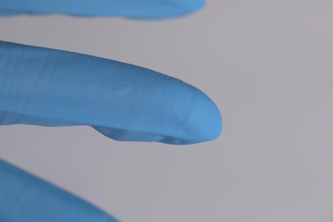 Des échantillons gratuits de haute qualité bleu ciel jetable en gros poudre médicamenteuse sans manche longue gants de nitrile non stériles 5