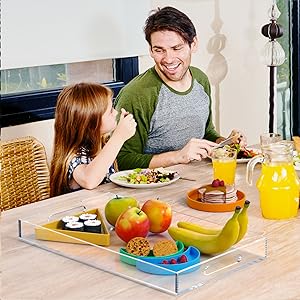 Plateau de service transparent à l'épreuve des déversements - Organiseur de plateau décoratif acrylique pour une table basse ottomane avec poignées 8