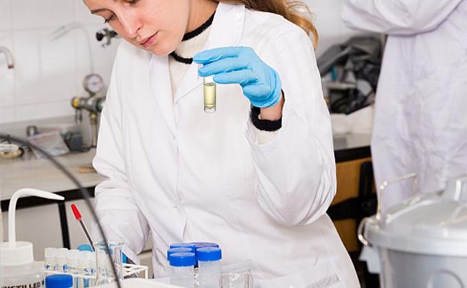 Ensemble de 100 tubes à essai en plastique avec couvercles, tubes à injection graduée de 5 ml avec capuchons à vis Petits flacons Contenant pour liquide 0