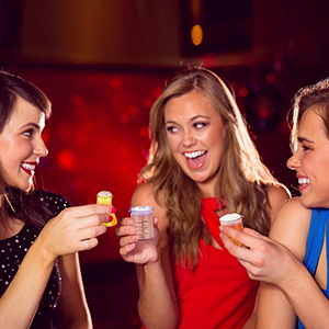 Un ensemble de verres de chimie, 4 verres de laboratoire en plastique, des cadeaux scientifiques drôles, un cadeau cool pour la remise des diplômes de chimie. 3