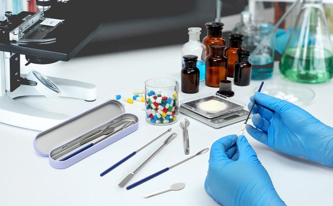 Des kits de remplissage de capsules de pilules vides, des fournitures pour la maison et le laboratoire - spatule &agrave; micro cuill&egrave;re, plateau de remplissage de cuill&egrave;re de laboratoire, poudre d'herbes 0