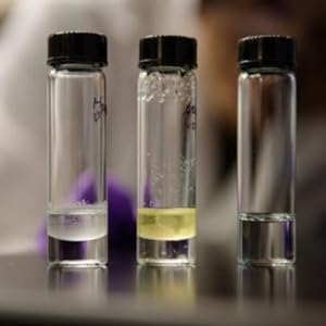 Emballage de 100 flacons en verre avec capuchon à vis phénolique noir (4 ml, transparent) Flacons en verre ambré en forme de gouttière 9