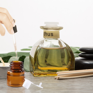 Bouteilles d'&eacute;chantillons en verre d'huiles essentielles avec capuchon noir pour les huiles essentielles, les parfums et les produits chimiques de laboratoire 1