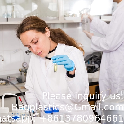 Ensemble de 100 tubes à essai en plastique avec couvercles, tubes à injection graduée de 5 ml avec capuchons à vis Petits flacons Contenant pour liquide