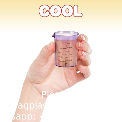 Un ensemble de verres de chimie, 4 verres de laboratoire en plastique, des cadeaux scientifiques drôles, un cadeau cool pour la remise des diplômes de chimie.
