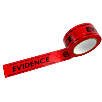 Scène de crime Boîte de preuves rouge, ruban adhésif Boîte de preuves, ruban adhésif emballé dans un sac à preuves.