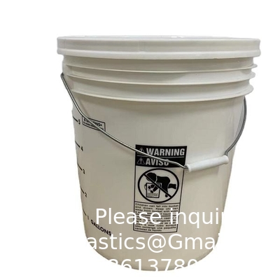 Un seau avec couvercle de Gamma Seal, HDPE, de qualité alimentaire rouge sans BPA