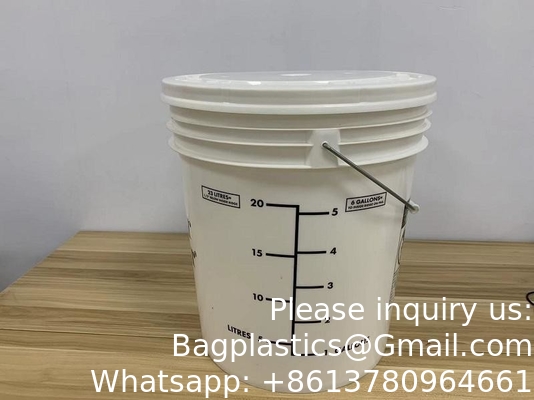 Un seau avec couvercle de Gamma Seal, HDPE, de qualité alimentaire rouge sans BPA