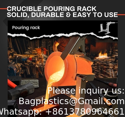 Tangues/étagères de coulée à la main avec un creuset de graphite, travail avec des creusets et four de fusion, coulée de métaux