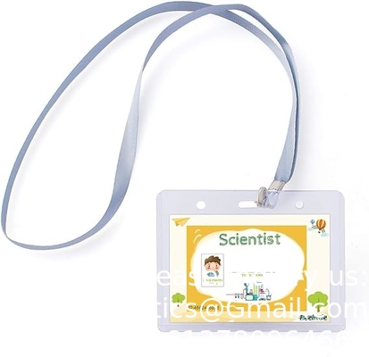 Des enfants scientifiques en costume de laboratoire, en lunettes, en carte d'identité, une expérience scientifique pour les 3 à 10 ans.