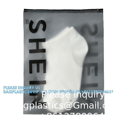Des sacs recyclables clairs, recyclés, de stockage à nouveau verrouillable, des chaussures, des bottes, des vêtements, des draps, des livres, des jouets et autres